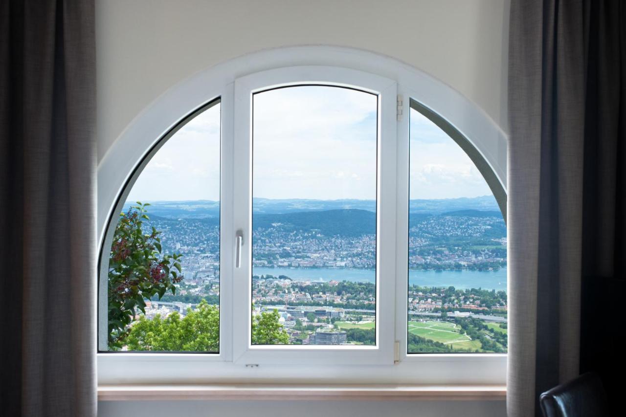 Panorama-Zimmer mit Stadt- und Seeblick