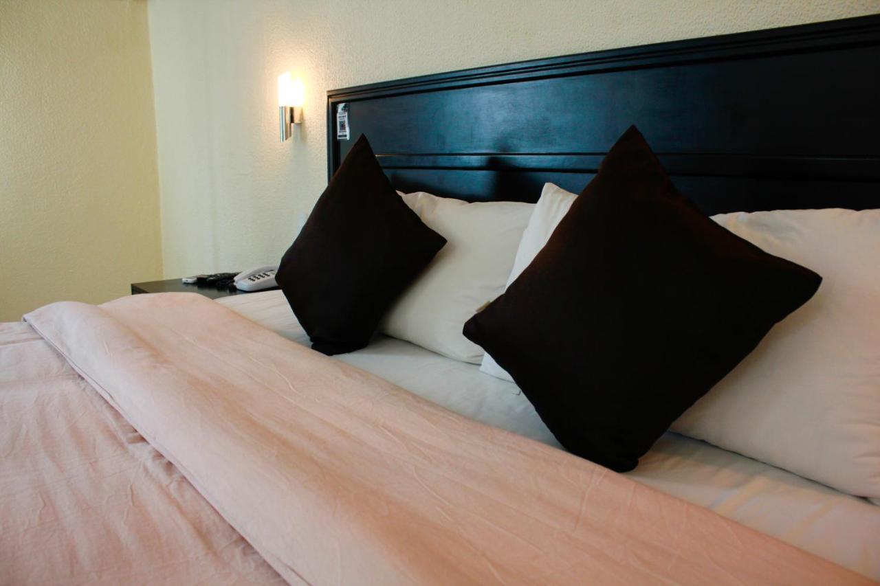 Habitación con cama extragrande.