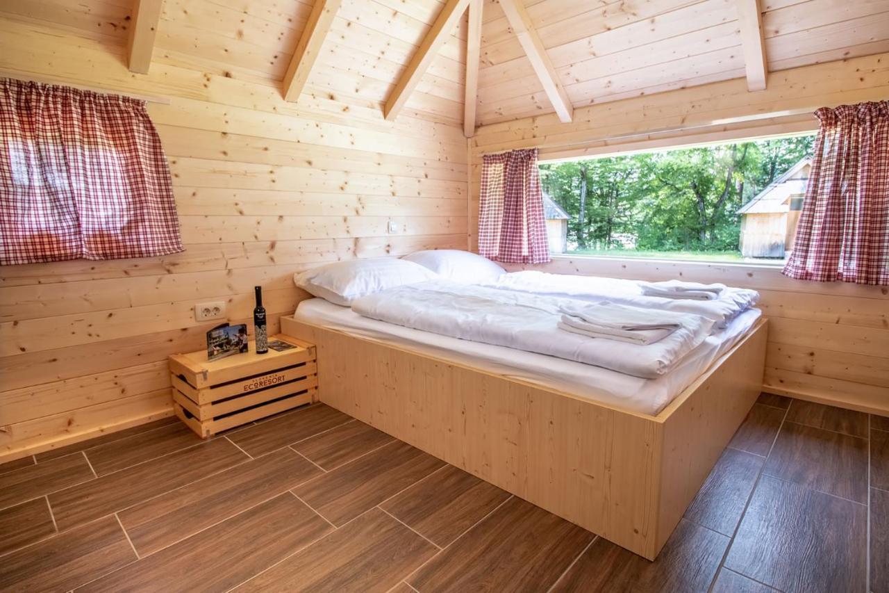 Campinghut met Gedeelde Badkamer