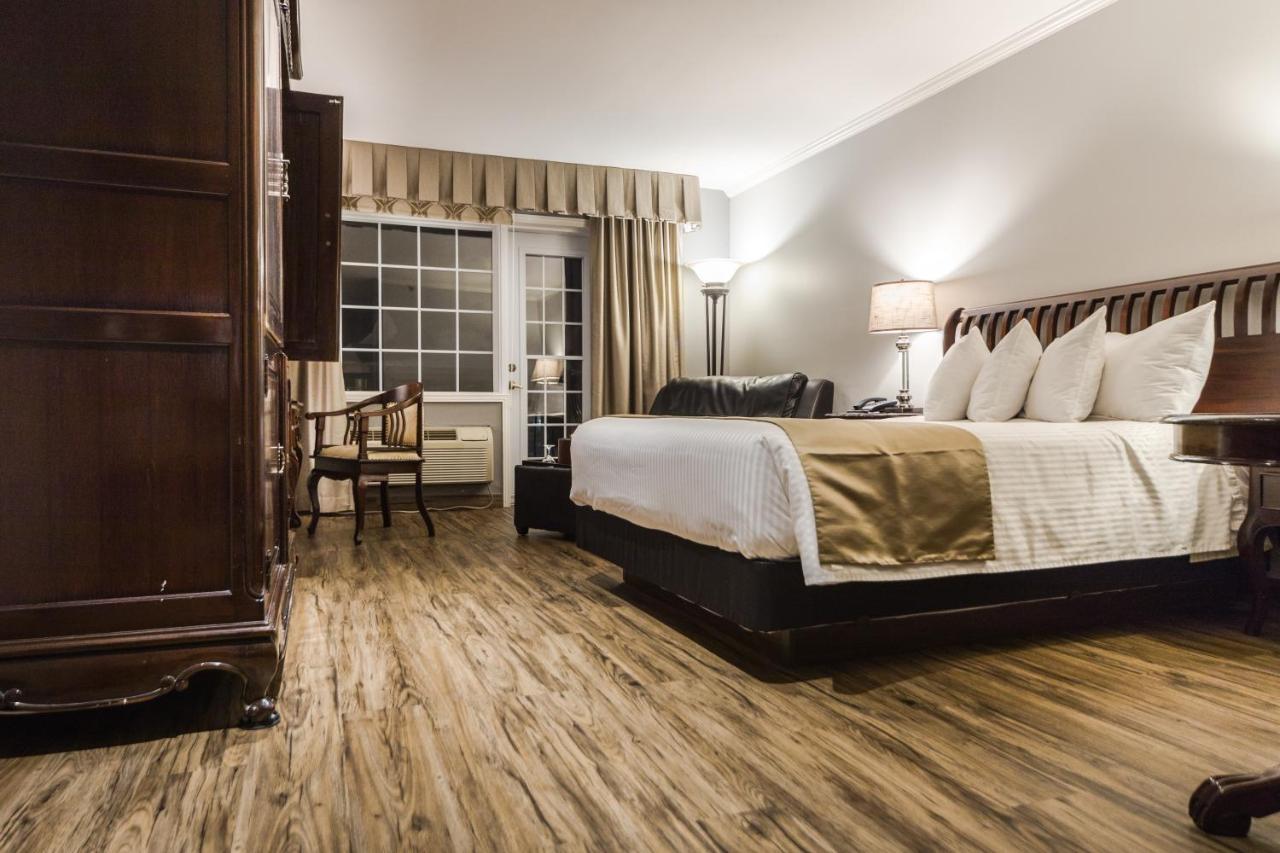 Superior Queen Room with Partial Lake View