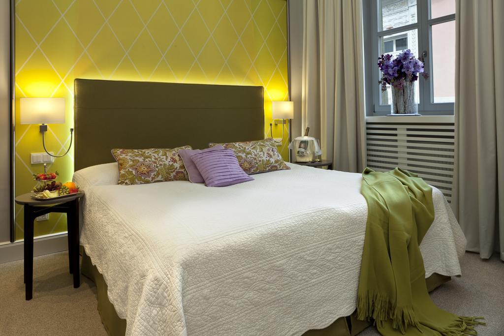 Deluxe Double Room Shower