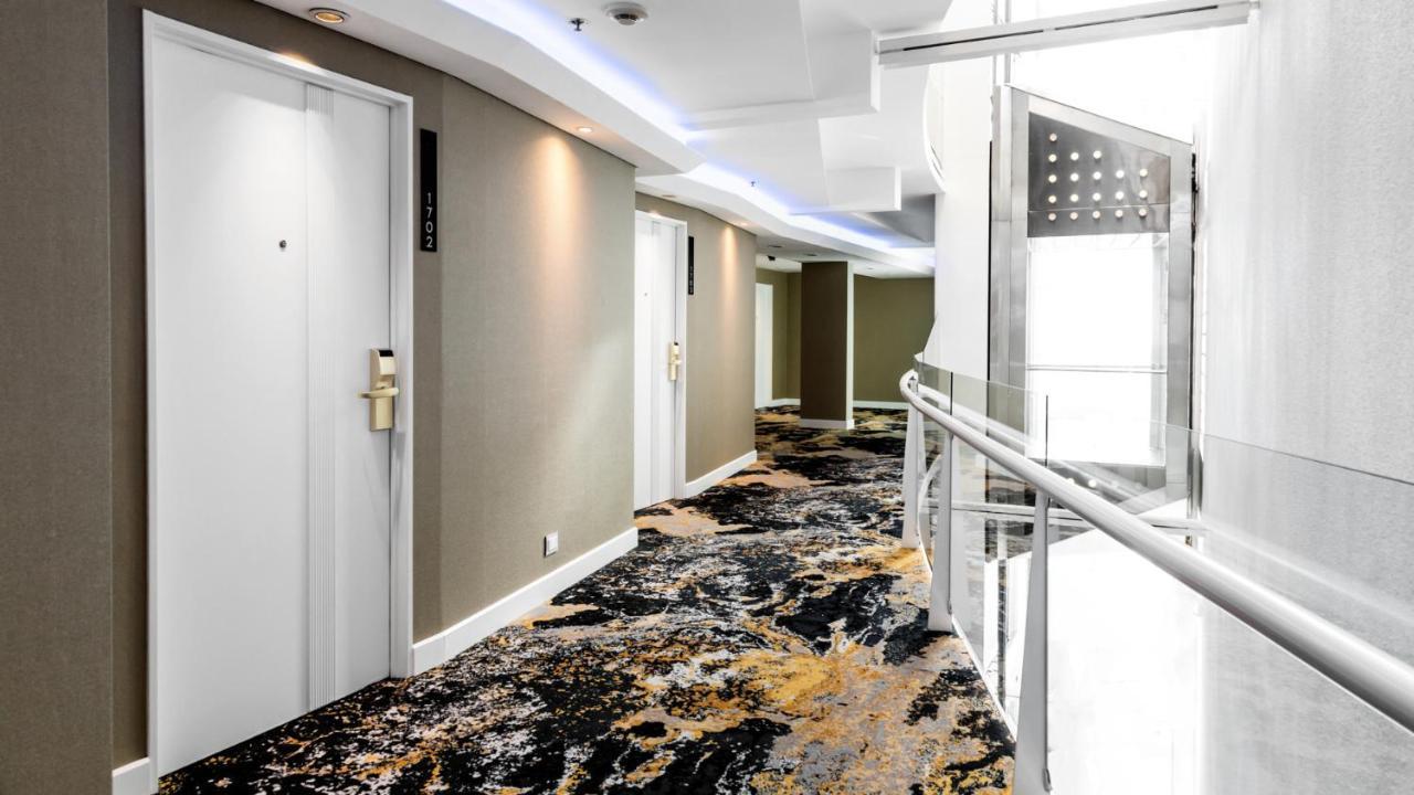 One-Bedroom King Suite with Balcony 2