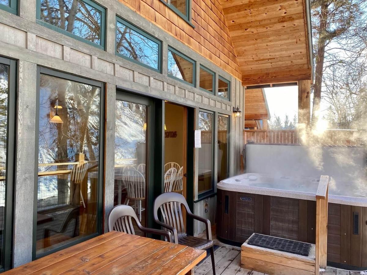 Three-Bedroom Riverside Cabin Private Deck Hot Tub