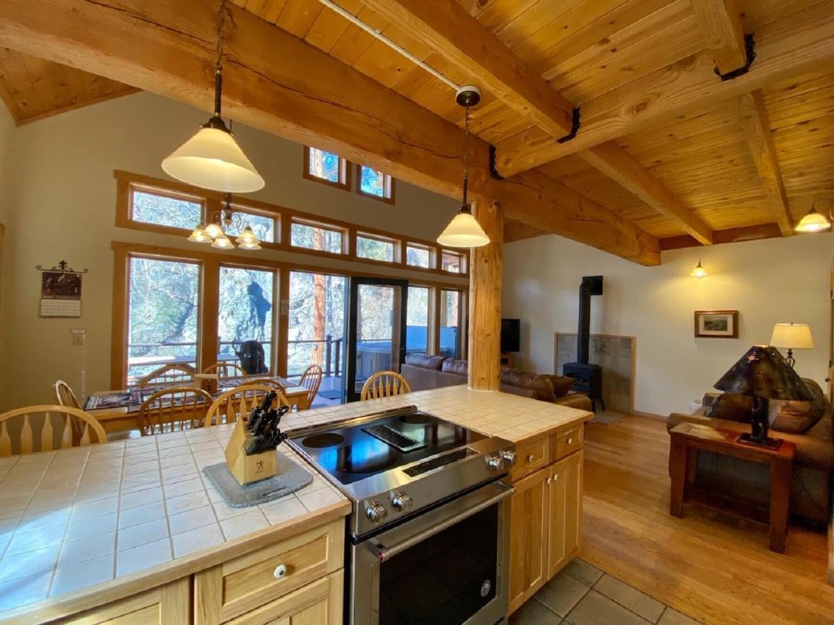 Three-Bedroom Riverside Cabin Private Deck Hot Tub