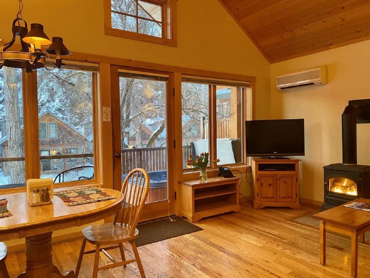 One-Bedroom Cozy Cabin Private Deck Hot Tub NON RIVER UNIT