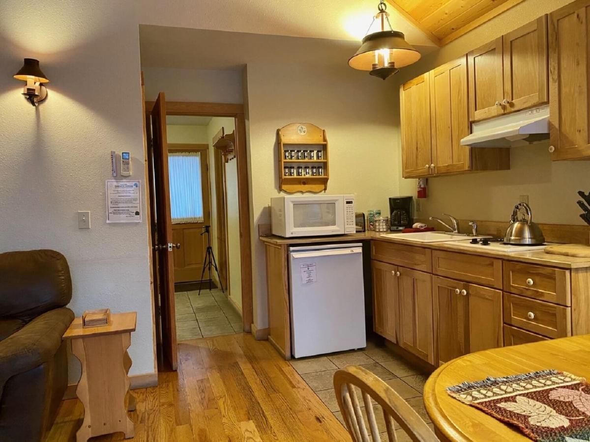 One-Bedroom Cozy Cabin Private Deck Hot Tub NON RIVER UNIT