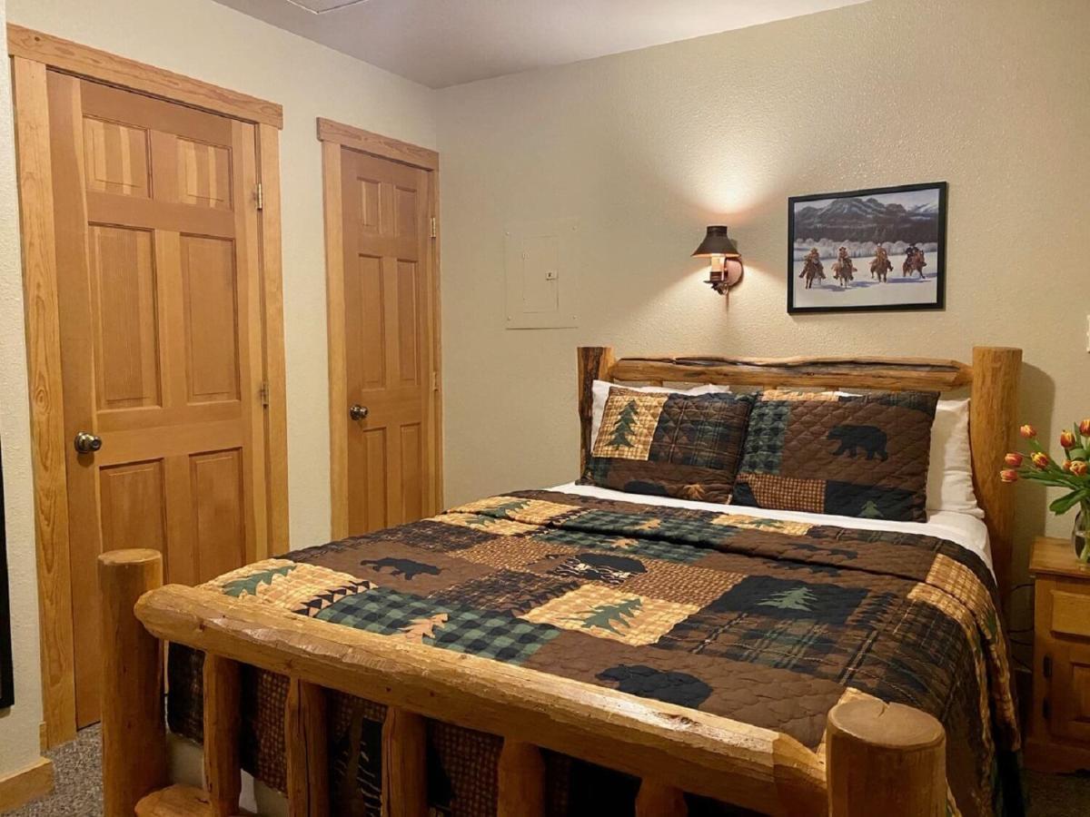 One-Bedroom Cozy Cabin Private Deck Hot Tub NON RIVER UNIT