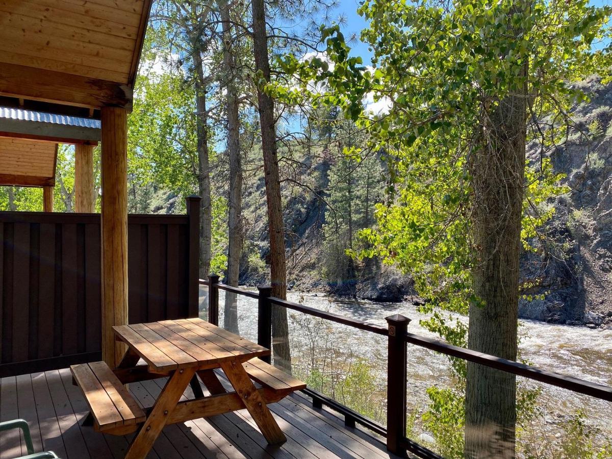 Three-Bedroom Riverside Cabin Private Deck Hot Tub
