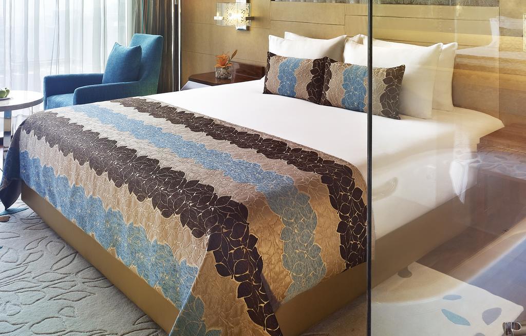 Luxury Double Room disc on FNSBSPA & transportation 02 complimentary beers selected brands or 2 glasses of house Tease Feather bedding