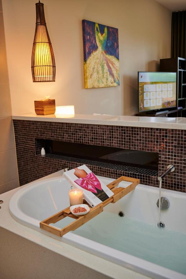 Spa Suite Courtyard with Free Parking and WIFI