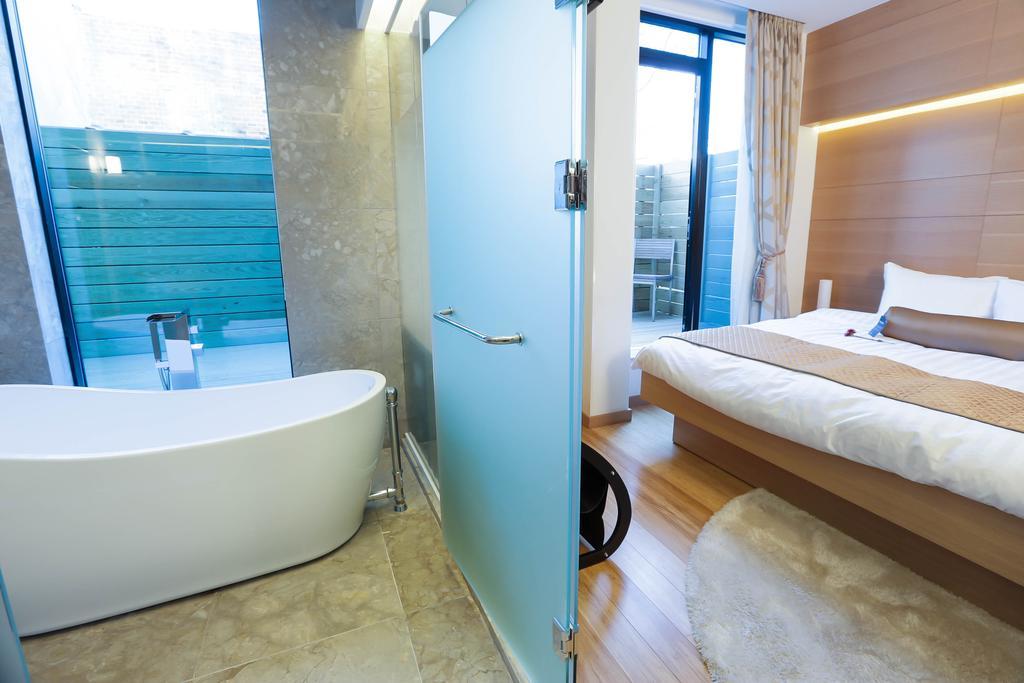 Quarto com Cama King-size e Banheira de Hidromassagem