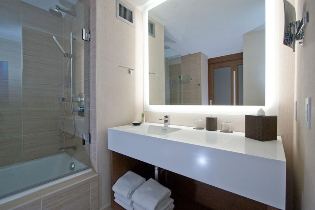 Doppelzimmer mit 2 Doppelbetten und Seeblick