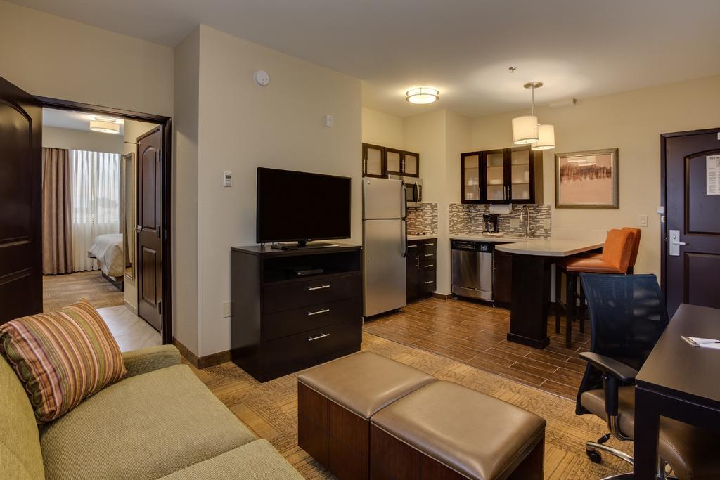 One-Bedroom Queen Suite