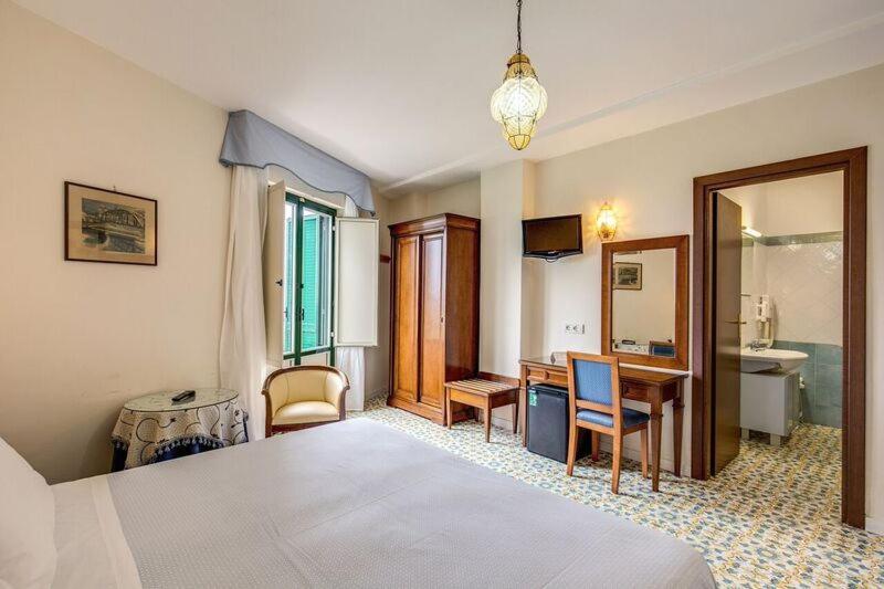 Großes Doppel-/Zweibettzimmer