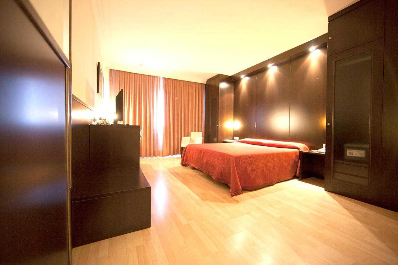 Habitación con cama extragrande.