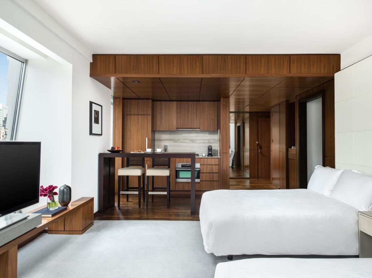 Familienzimmer mit Doppelbett und Küche
