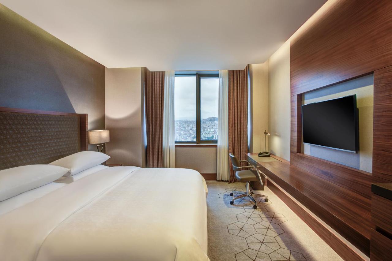 Classic Zimmer mit Kingsize-Bett und Stadtblick