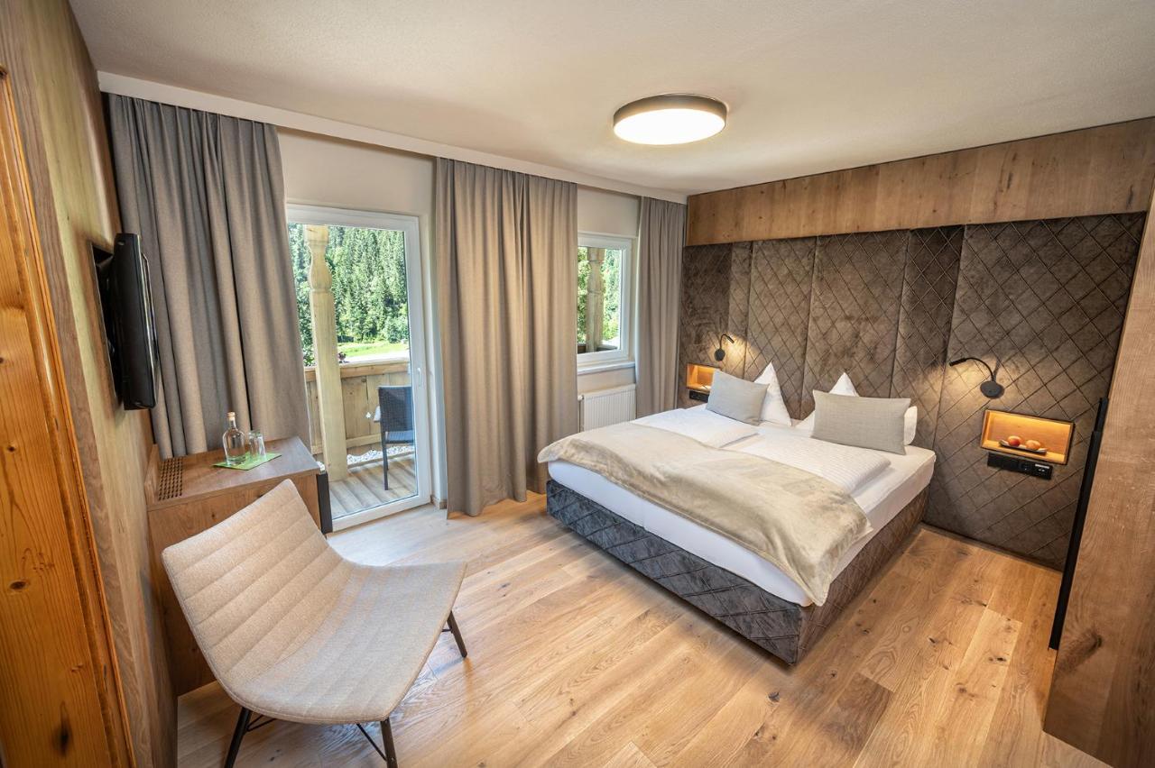 Klassisches Doppelzimmer mit Balkon und Bergblick