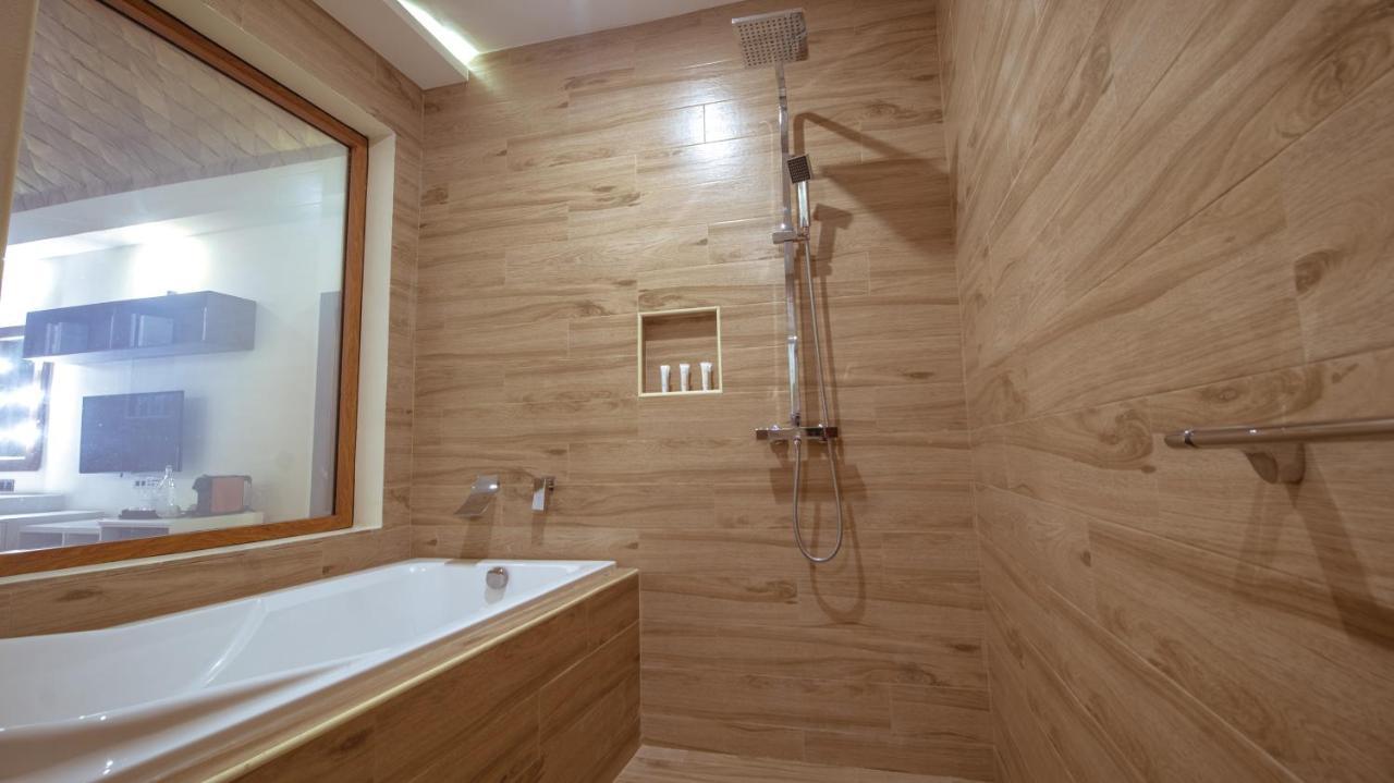 Honeymoon Suite