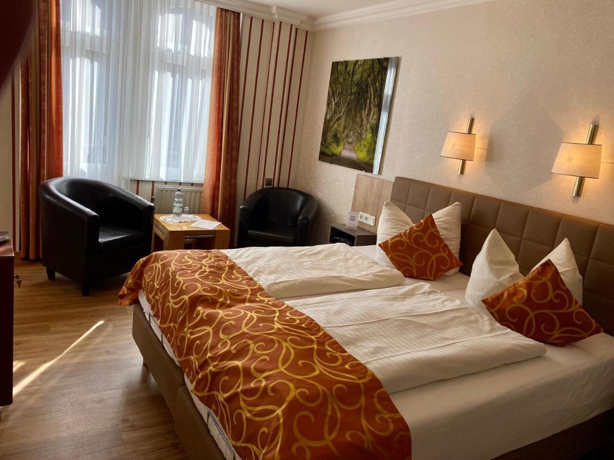 Doppelzimmer mit Erkerfenster und Balkon