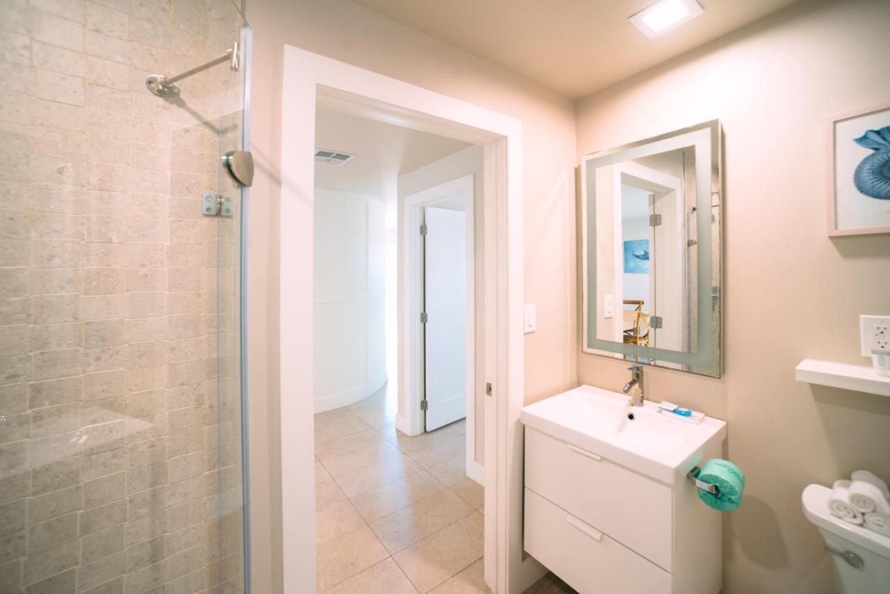 Canal view One Bedroom Suite Off the Main Property