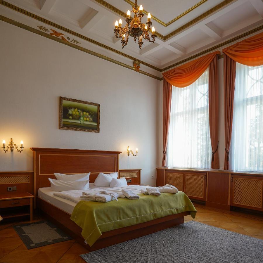 Doppelzimmer mit Whirlpool-Badewanne