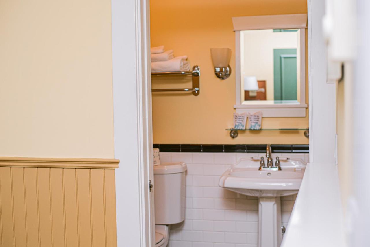 Deluxe Queen Room (Private Bathroom)