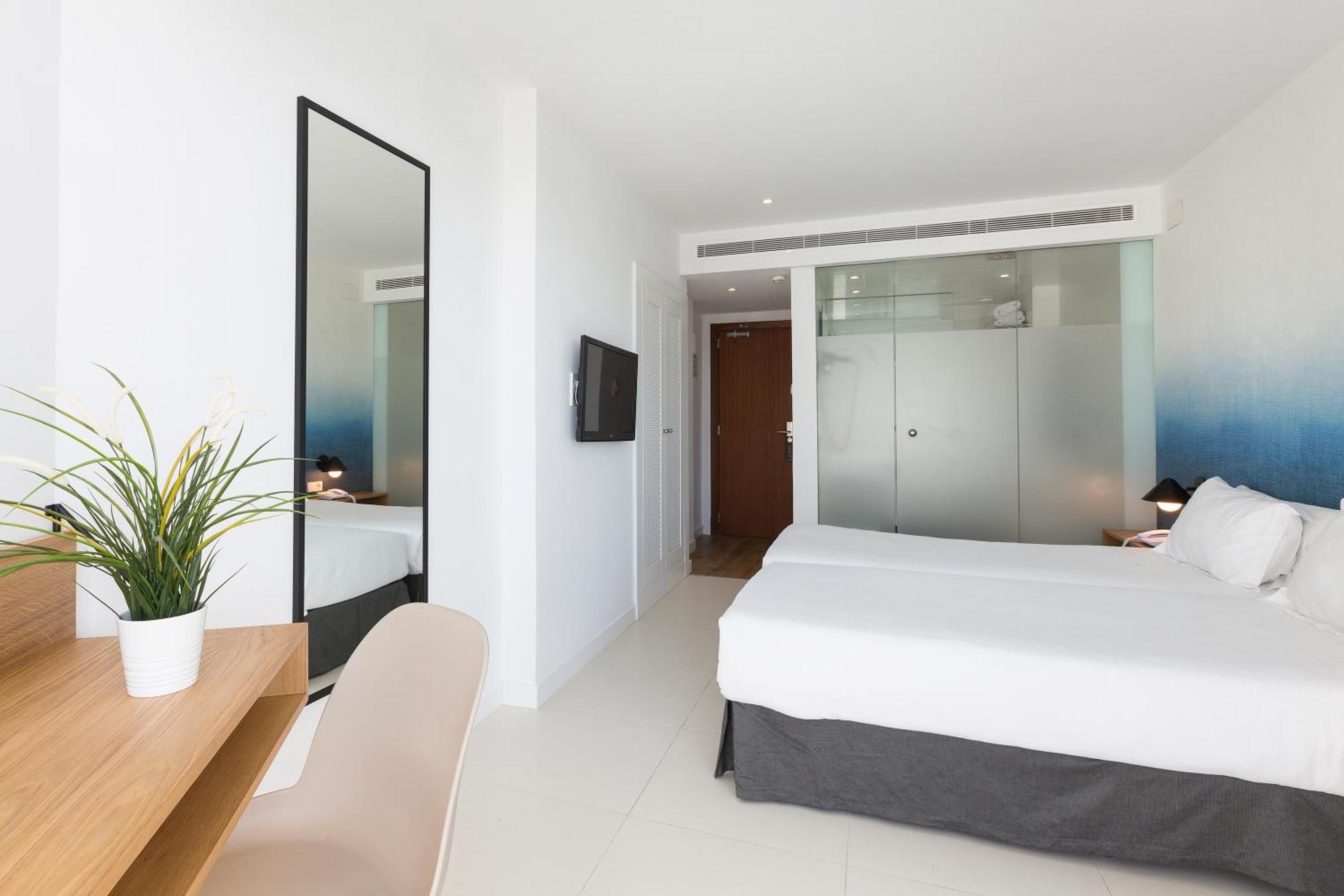 Twin Room Lateral Sea View Balcony