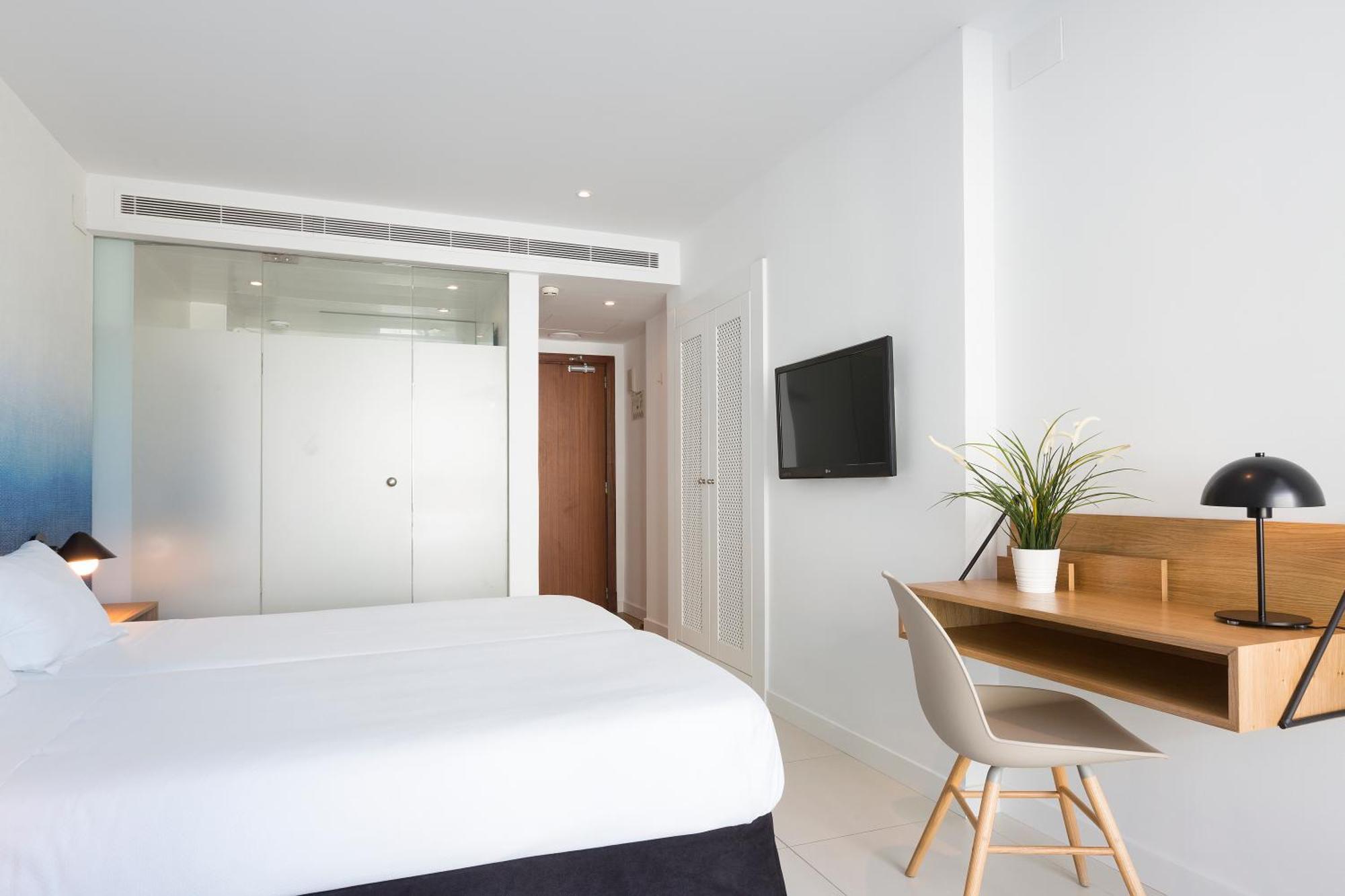 Twin Room Lateral Sea View Balcony