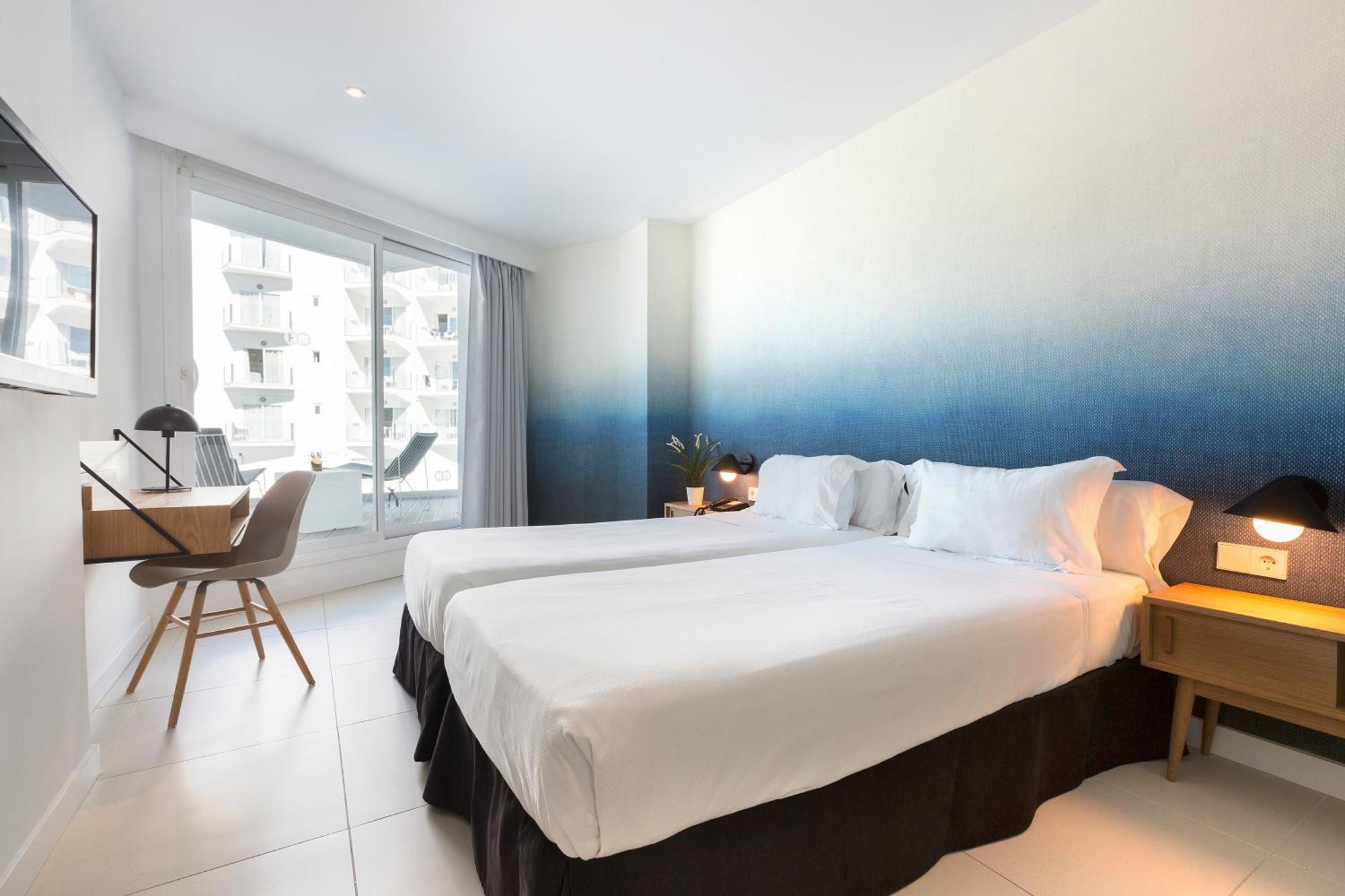 Twin Room Lateral Sea View Balcony