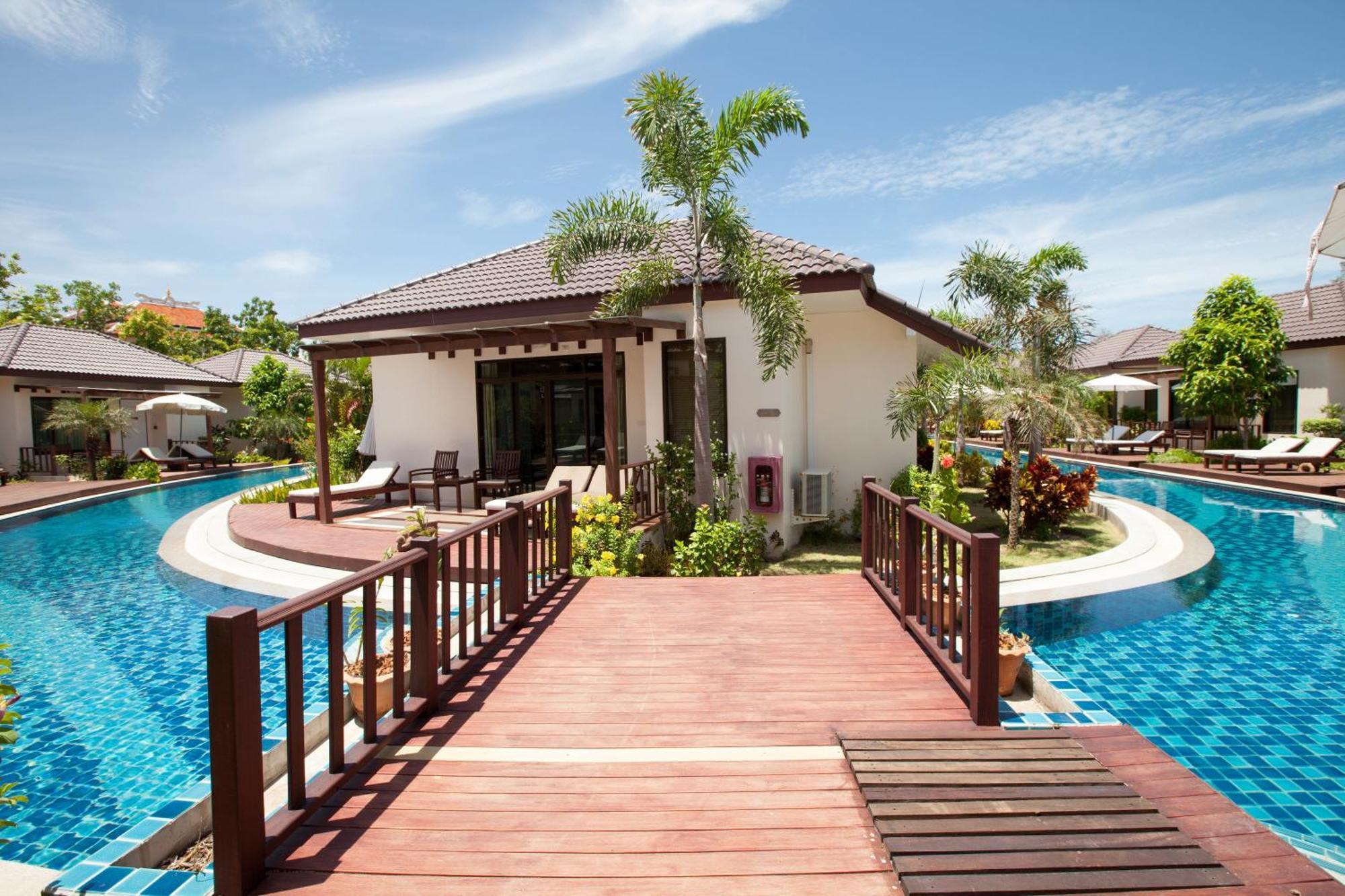 Poolvilla mit Kingsize-Bett