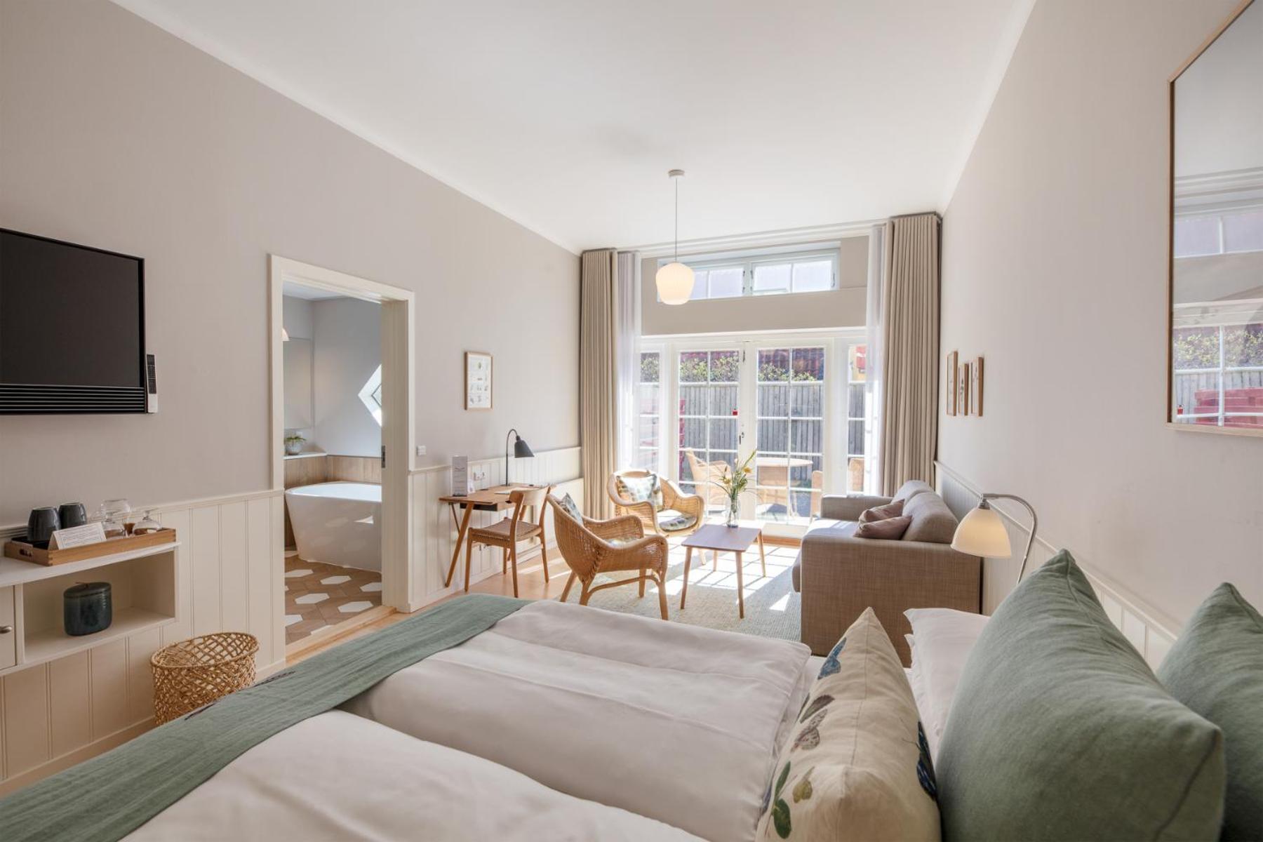 Junior Suite with Bathtub