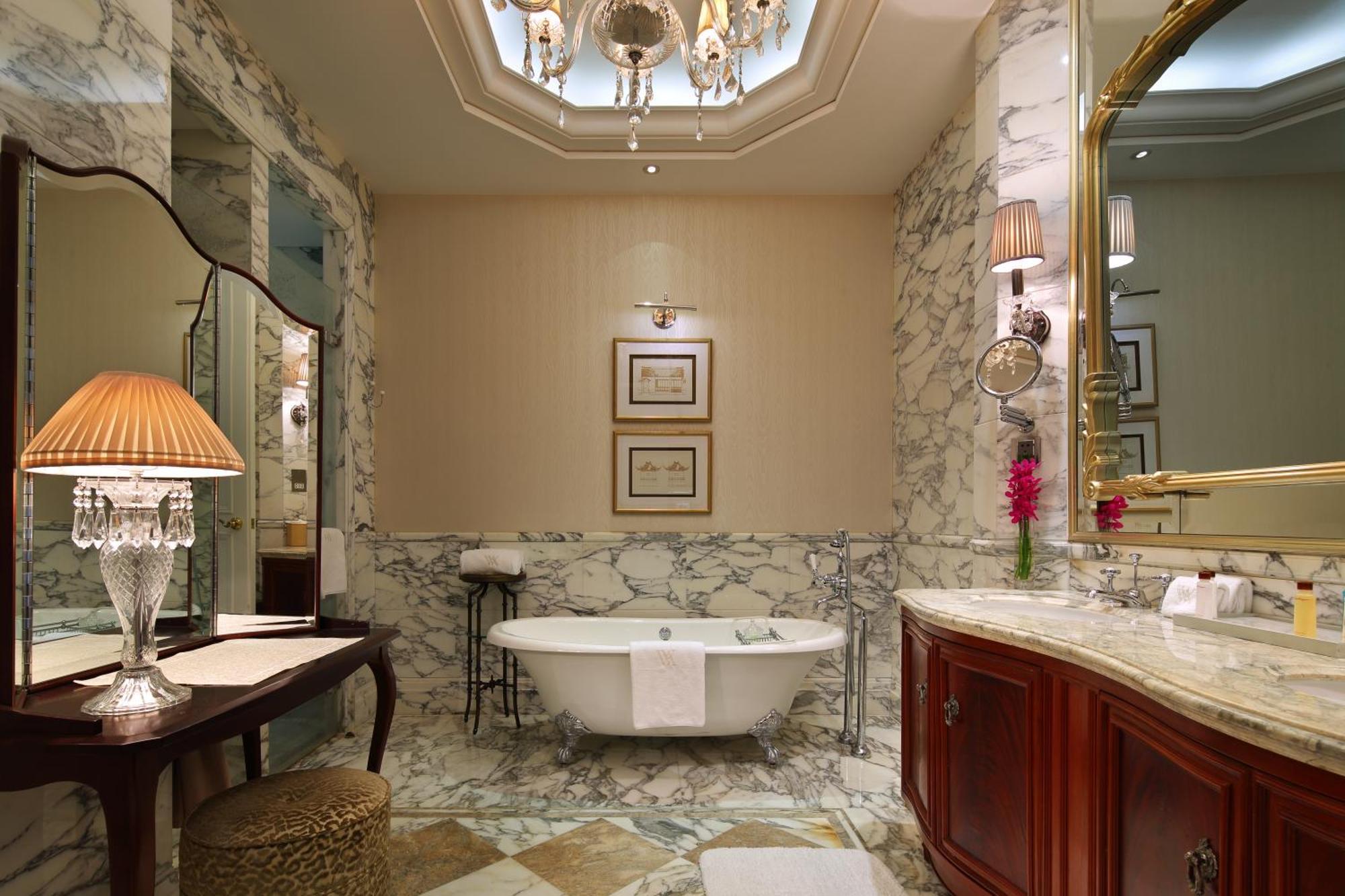 Heritage King Suite