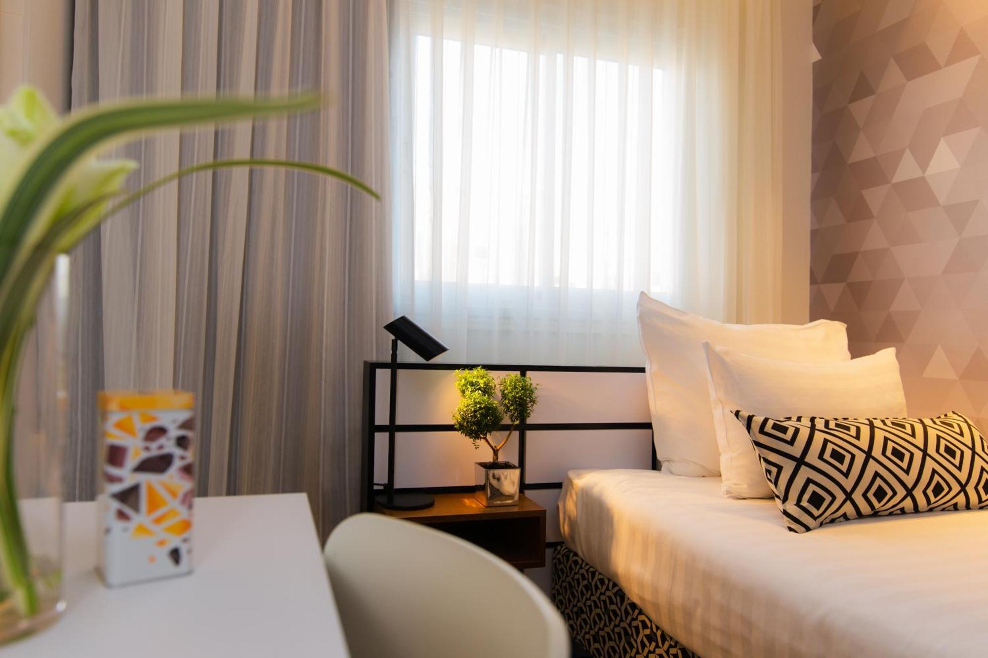 Small Single Room,1213429132:JPEG