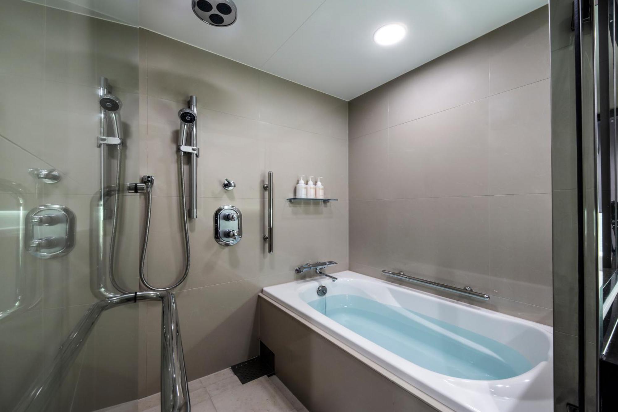 Deluxe Twin Room with Separate Bath
