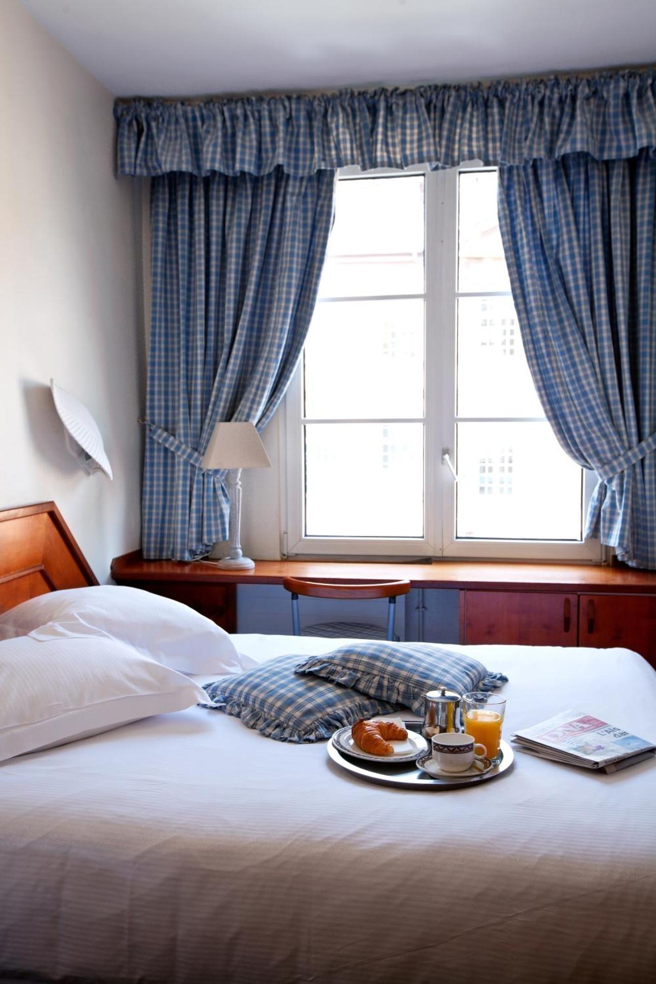 Cosy Single Room French Double Bed