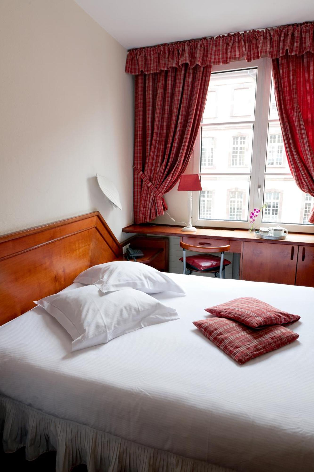 Cosy Single Room French Double Bed