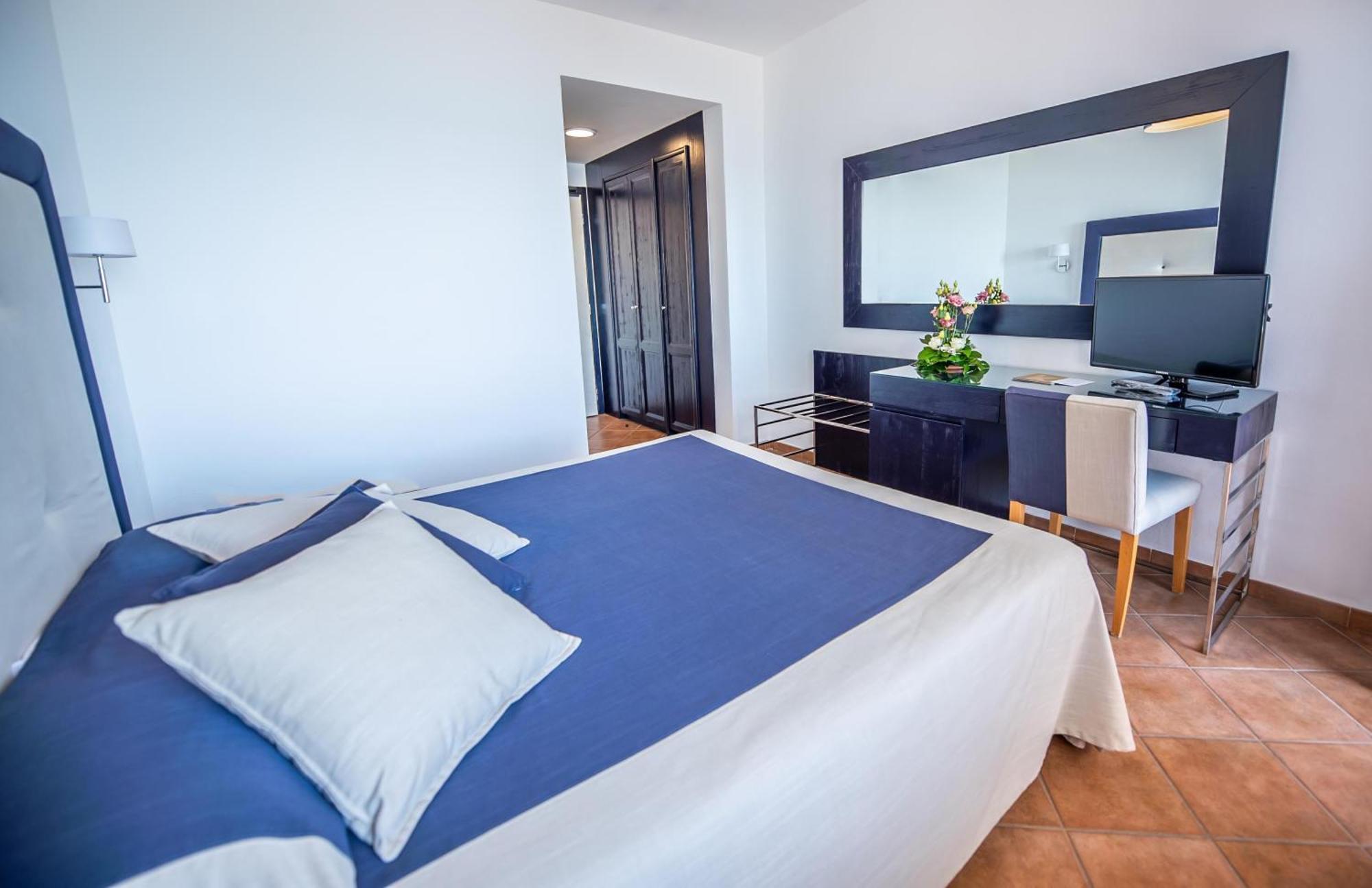 Double or Twin Room Sea View