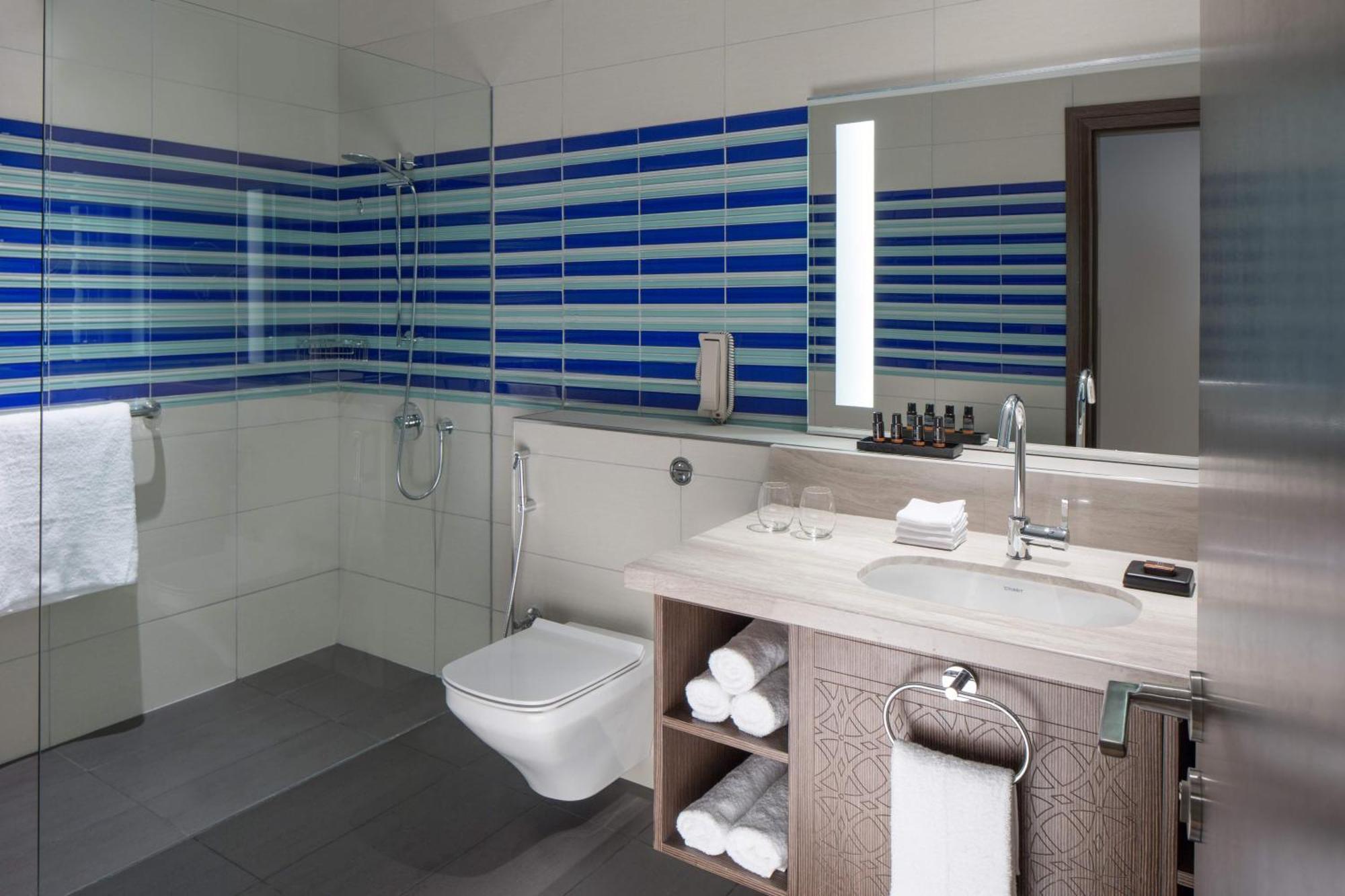 Oasis King • Outlet Mall Shuttle • Dining • Ideal Getaway,1306037320:JPEG