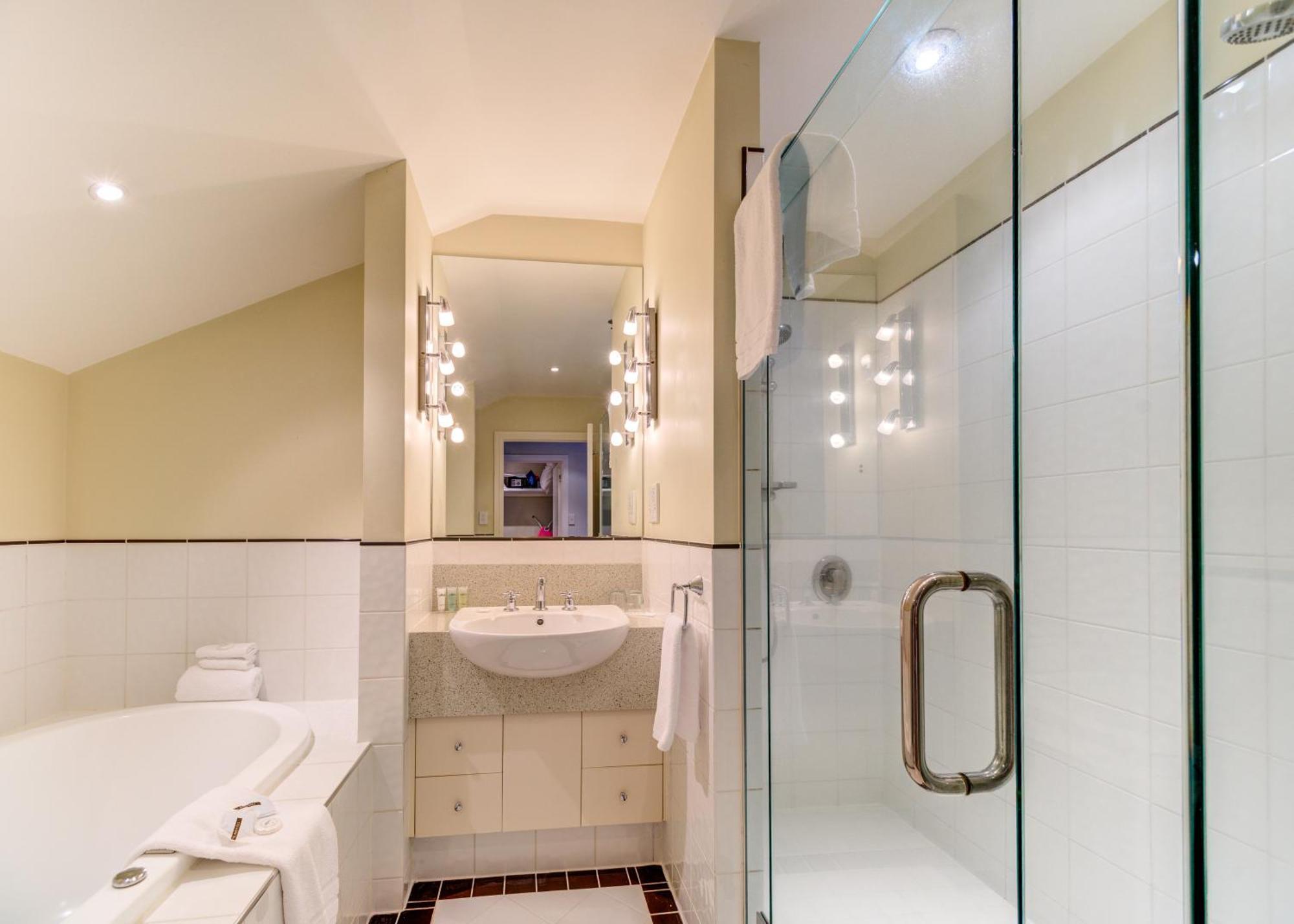 Executive Suite Spa Bath