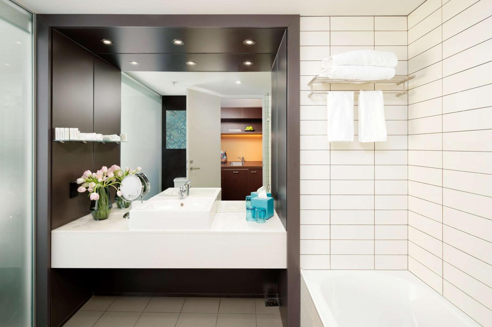 Family Package Kids Stay & Eat Free - Deluxe Double or Twin with Harbour View