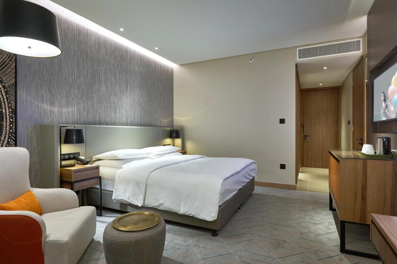 Deluxe King Room Community View