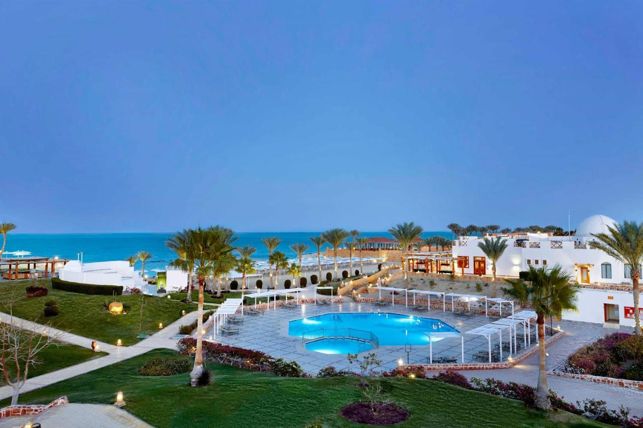 Standard Zimmer mit Kingsize-Bett oder 2 Einzelbetten und Poolblick