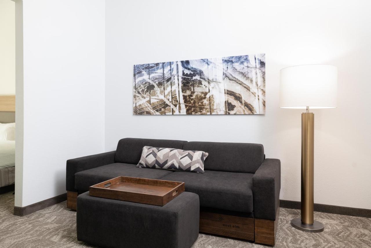 Junior Queen Suite