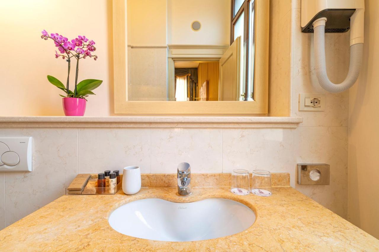 Deluxe Double or Twin Room Canal View