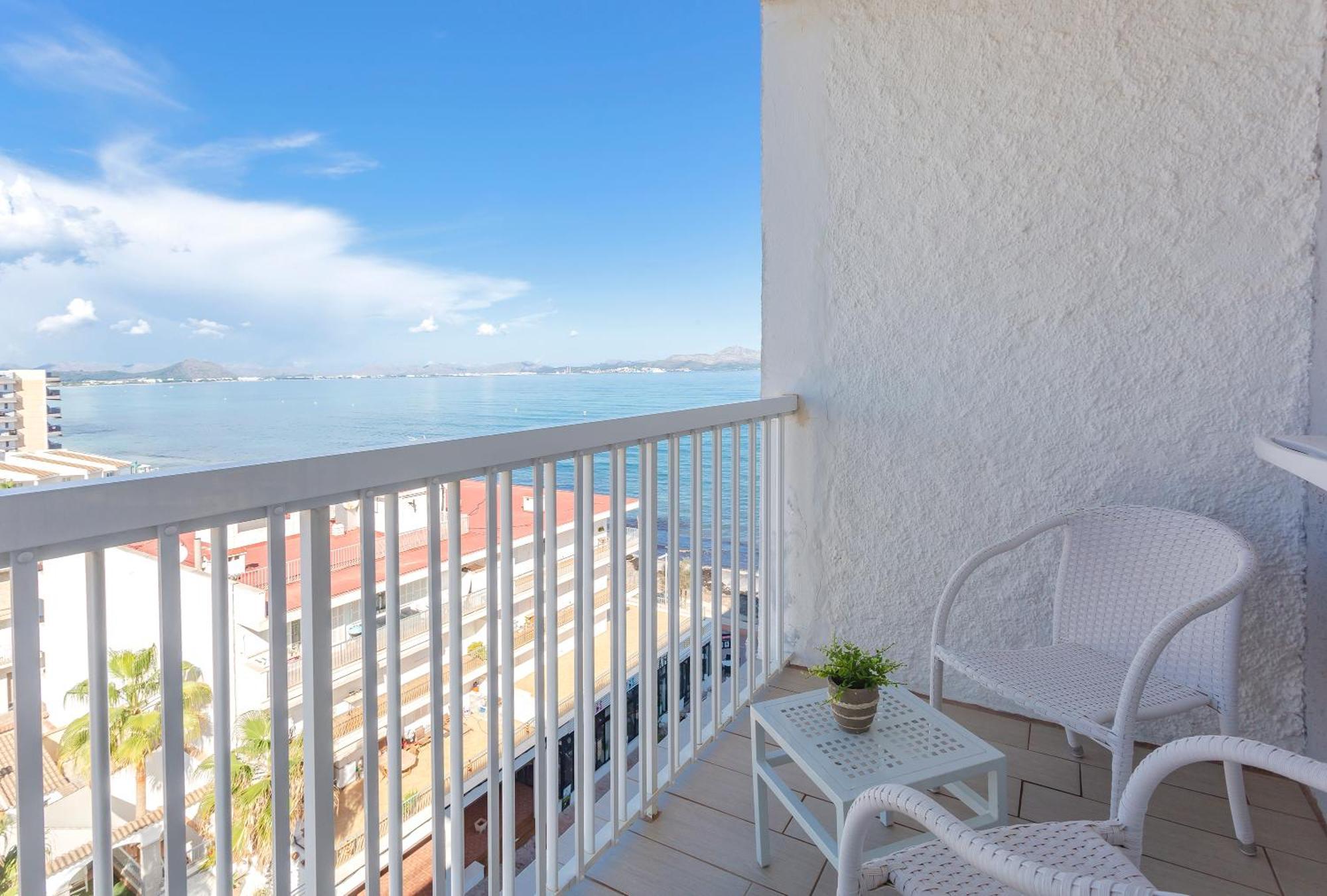 Einzelzimmer mit Balkon und seitlichem Meerblick