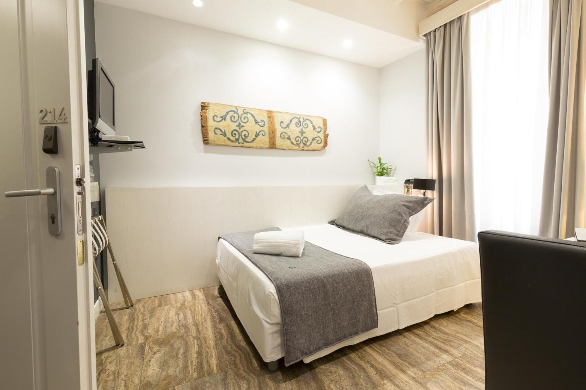 Small Double Room,1536930409:JPEG