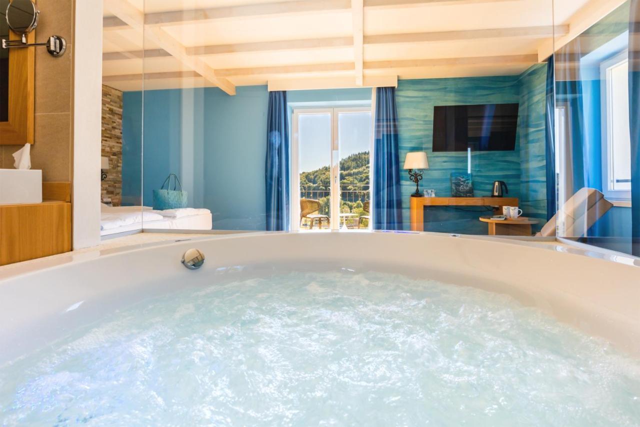 Deluxe Suite with Hot Tub