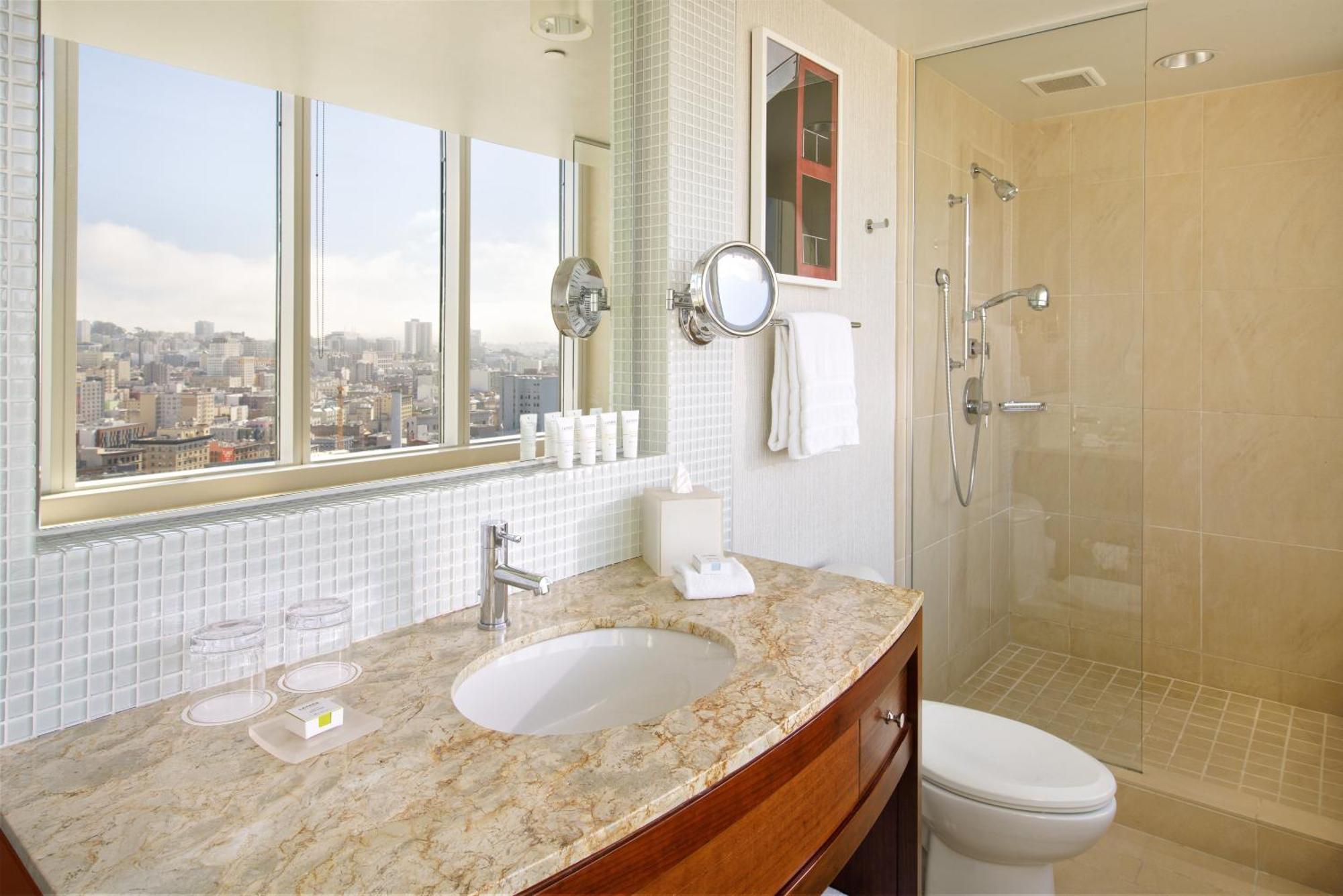Classic Queen Room with City View