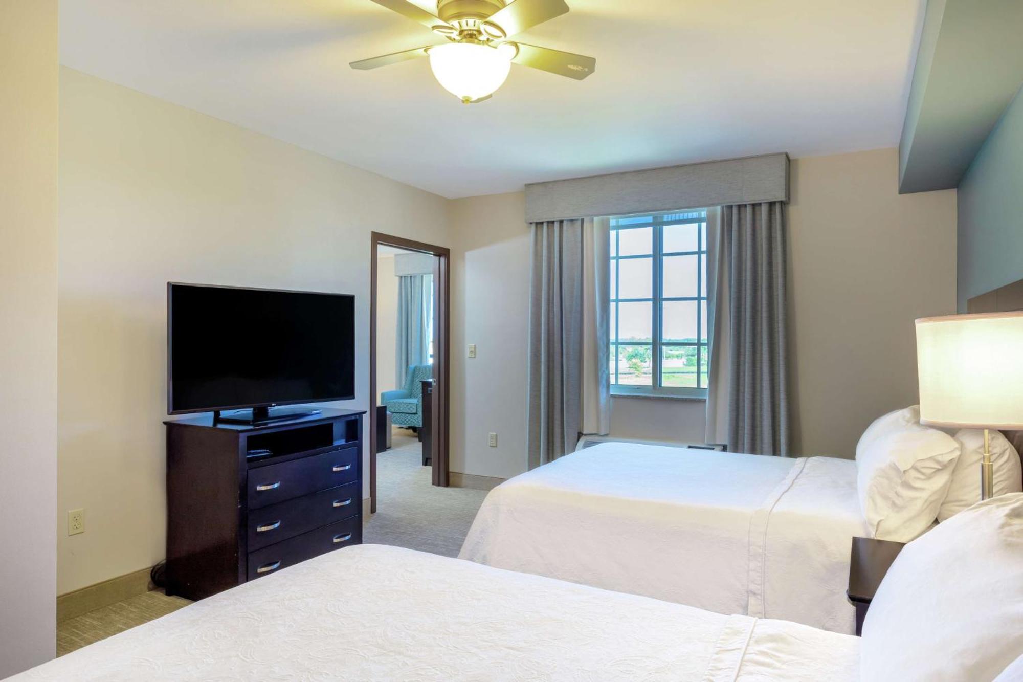 One-Bedroom Queen Suite Two Queen Beds Non-Smoking,1551397201:JPEG